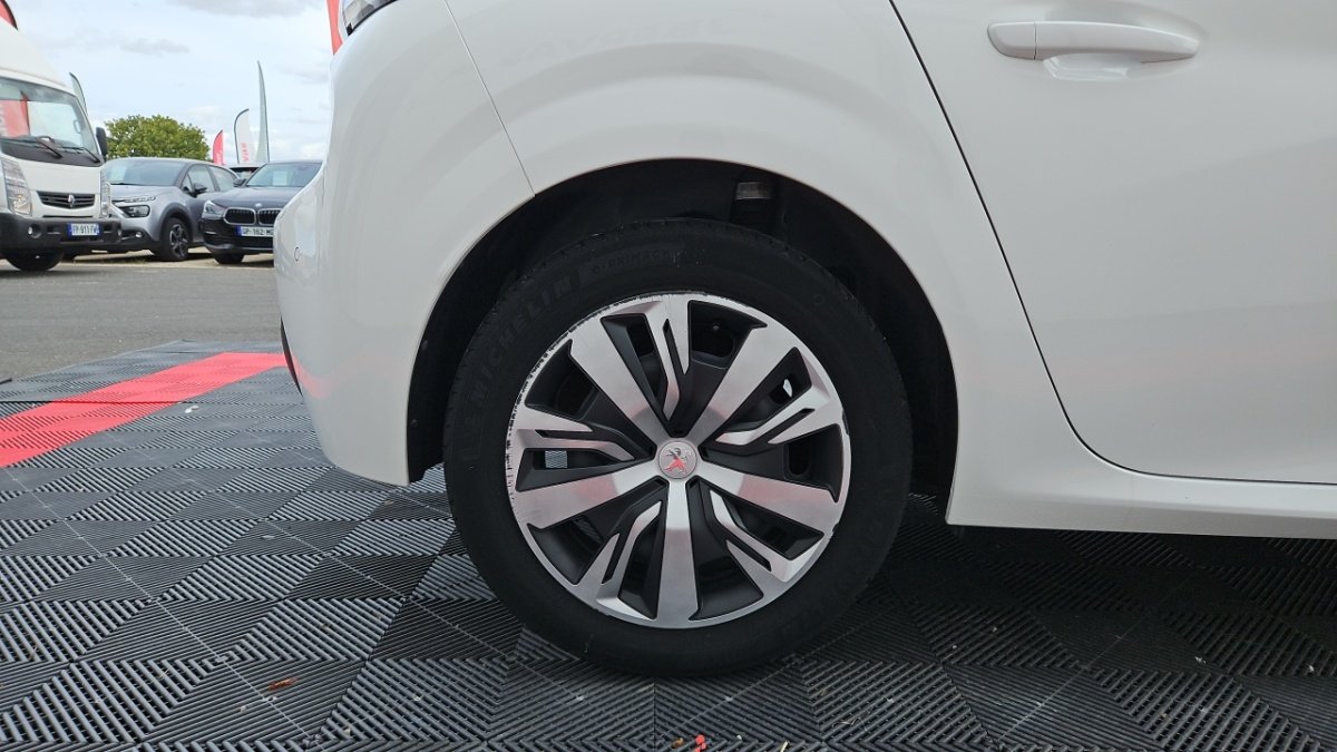 Peugeot 208 - Photo 8