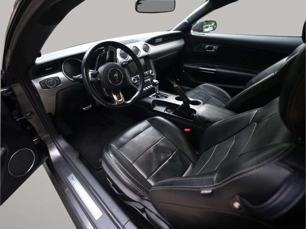 Ford Mustang - Photo 8