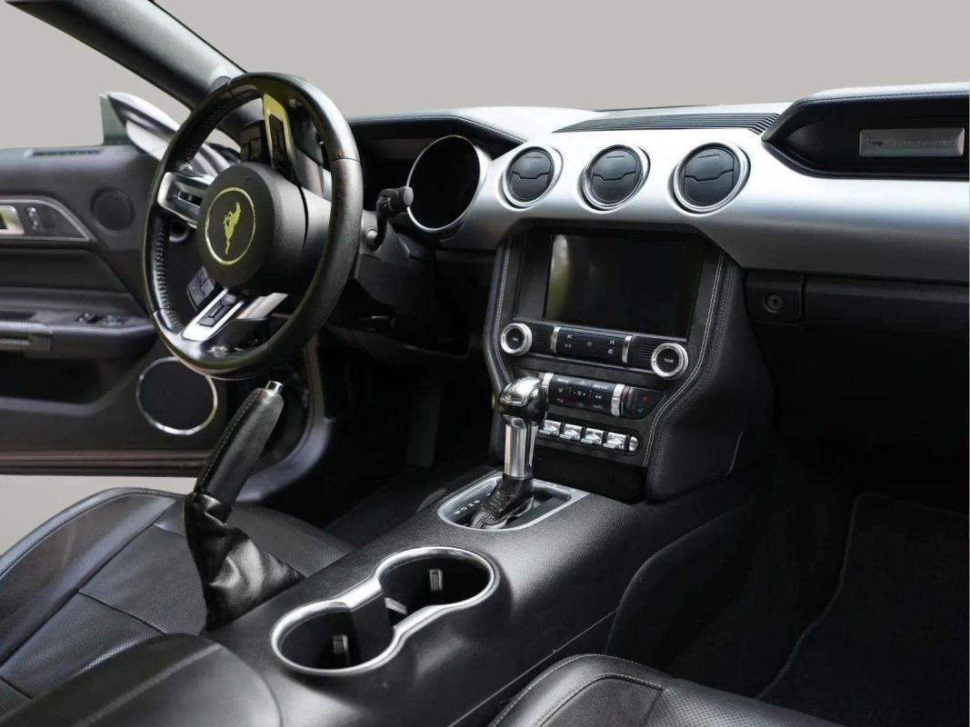 Ford Mustang - Photo 9