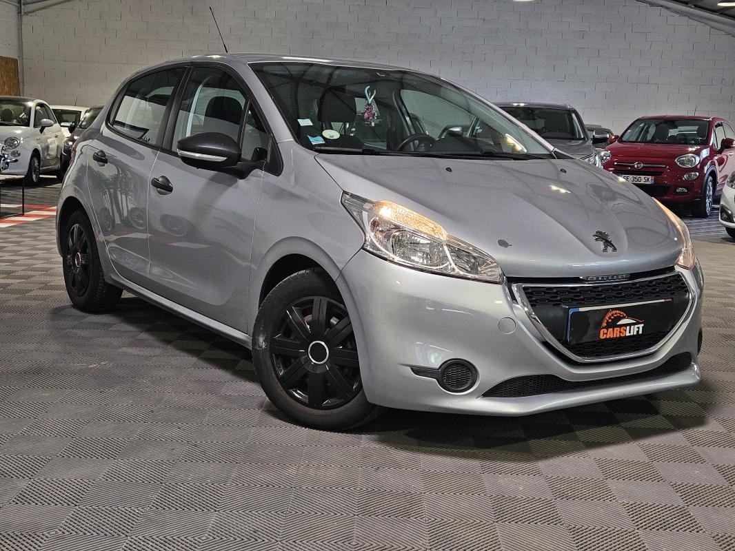 Peugeot 208 - Photo 1