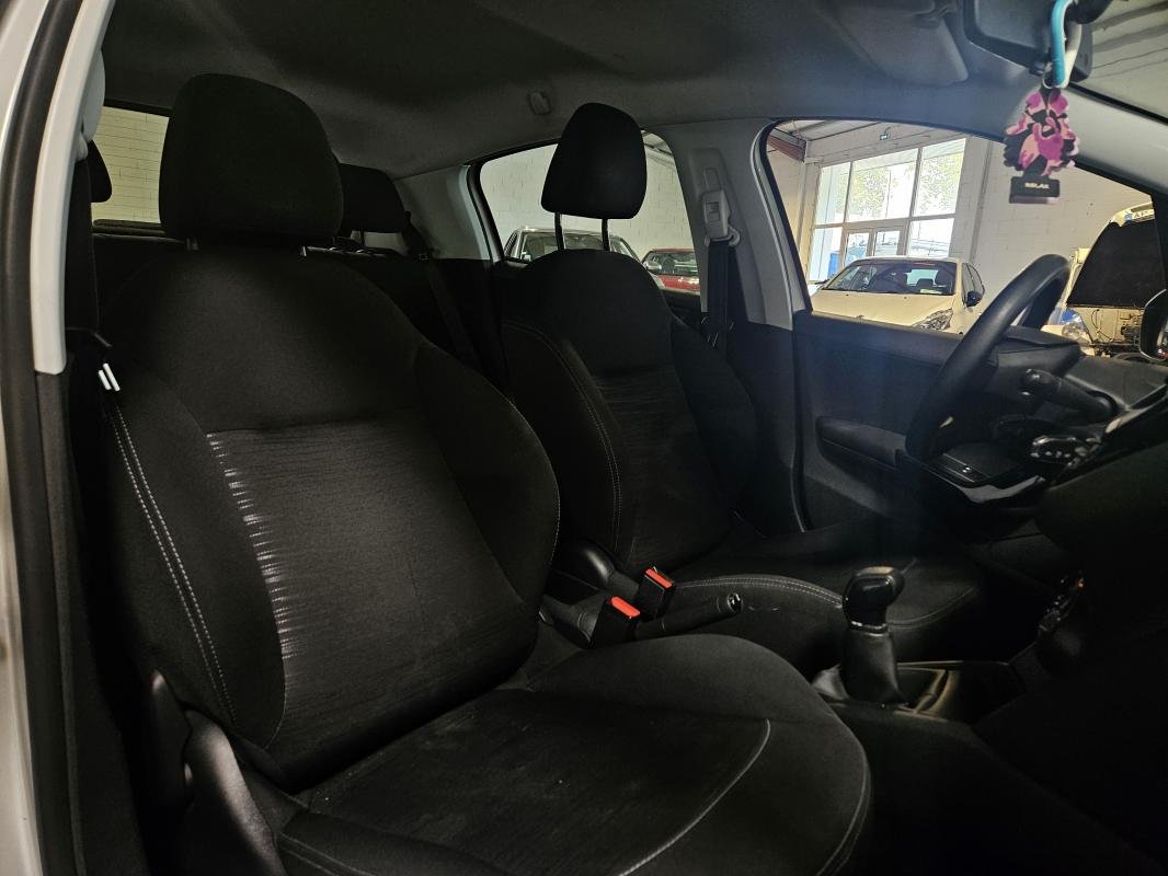 Peugeot 208 - Photo 12