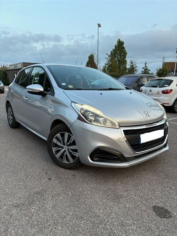 Peugeot 208 - Photo 1