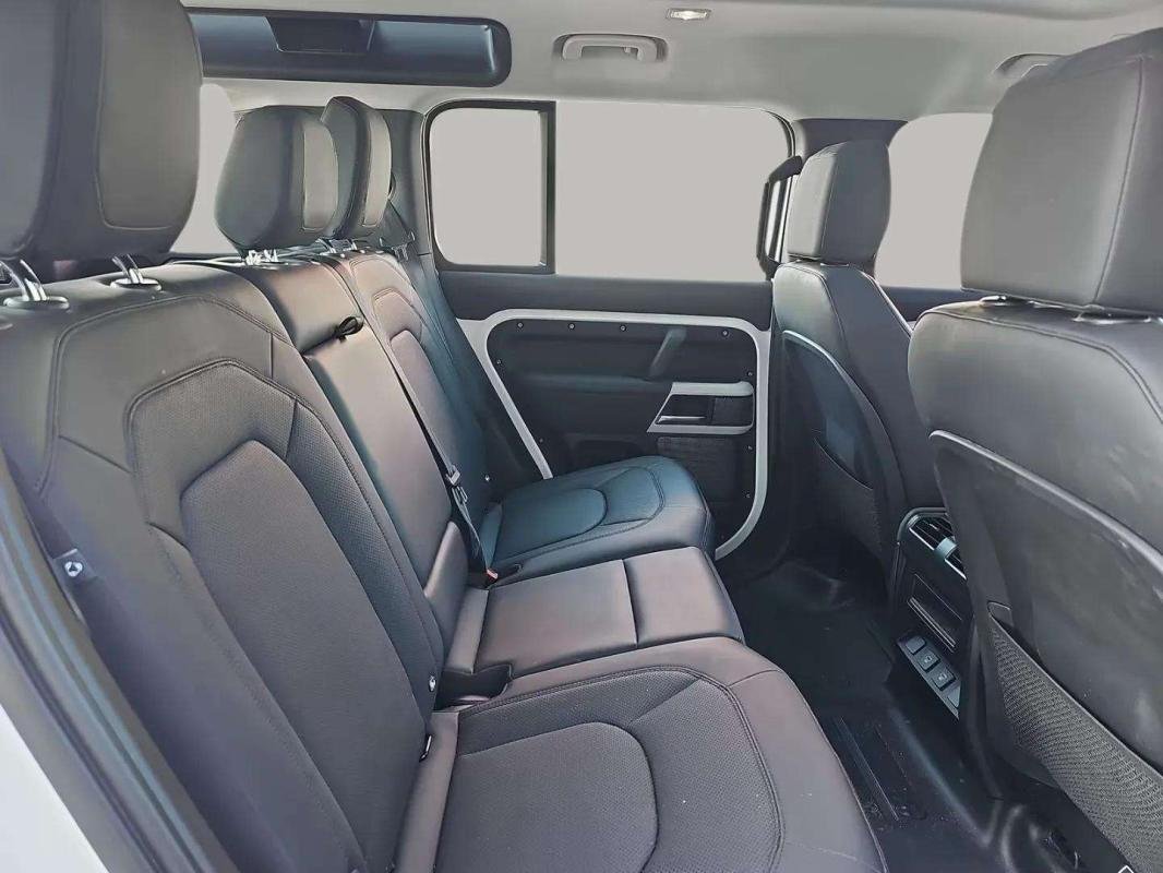 Land Rover Defender - Photo 8