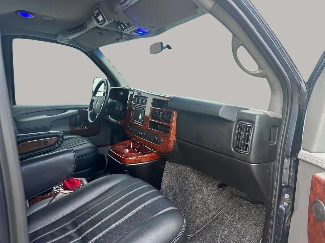 Chevrolet Express - Photo 10