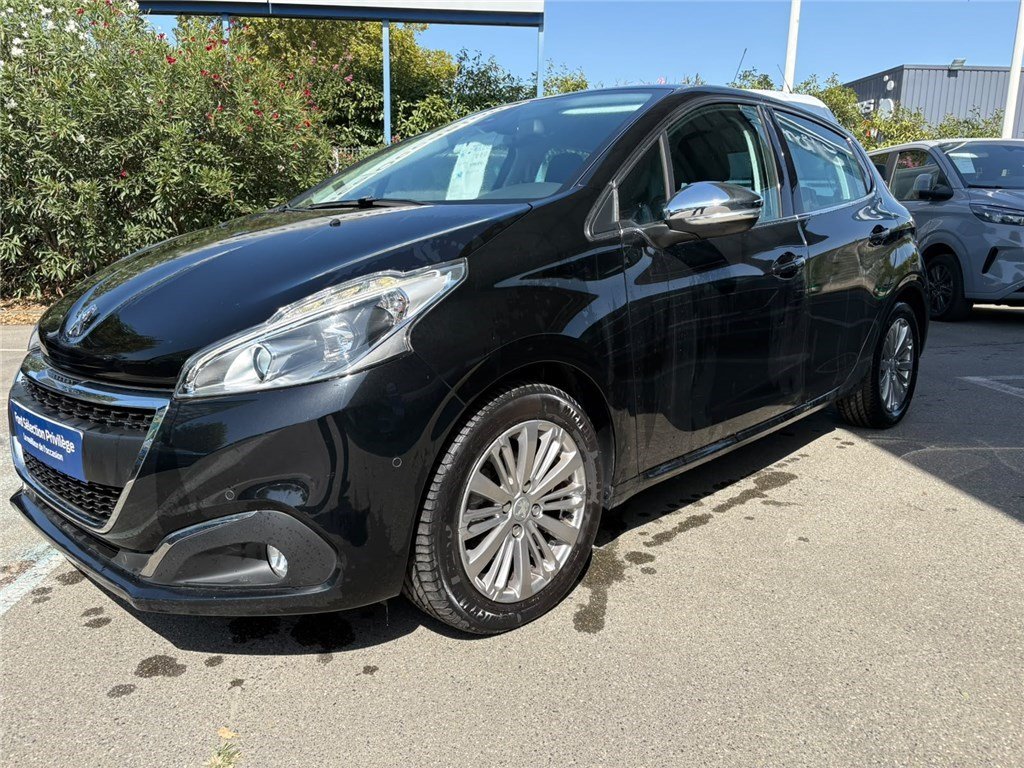 Peugeot 208 - Photo 1