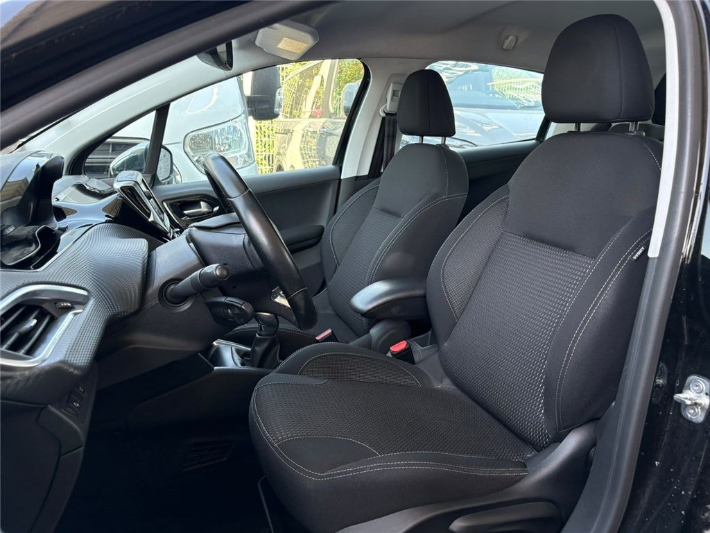Peugeot 208 - Photo 12