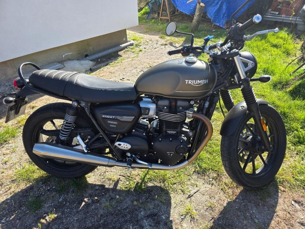 Triumph street twin