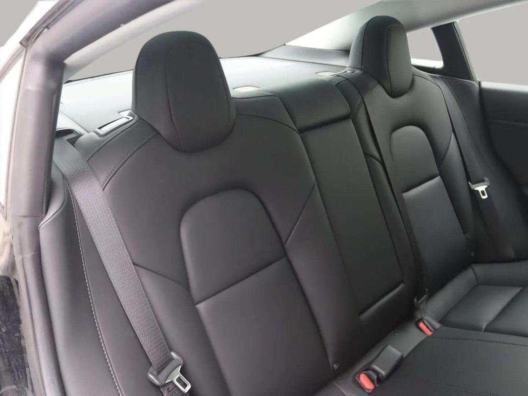Tesla Model 3 - Photo 12