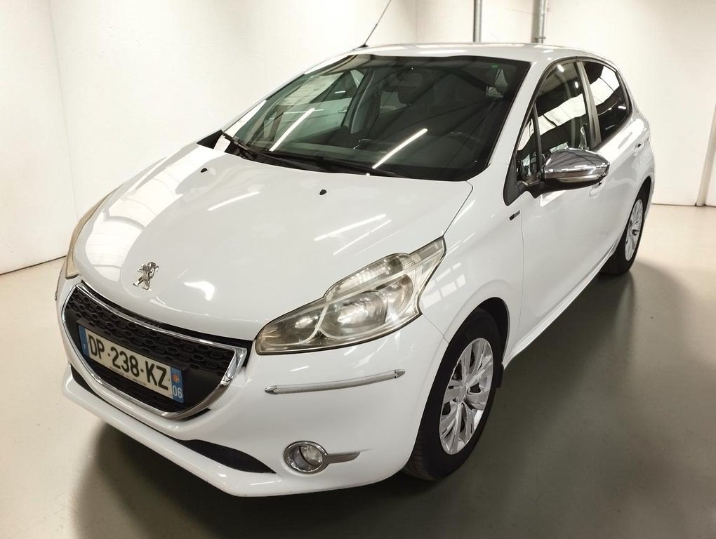 Peugeot 208 - Photo 1