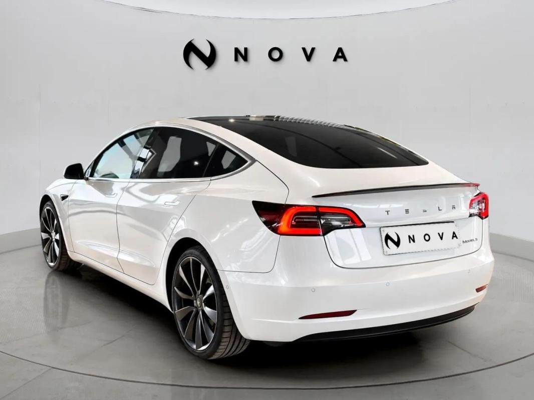 Tesla Model 3 - Photo 2