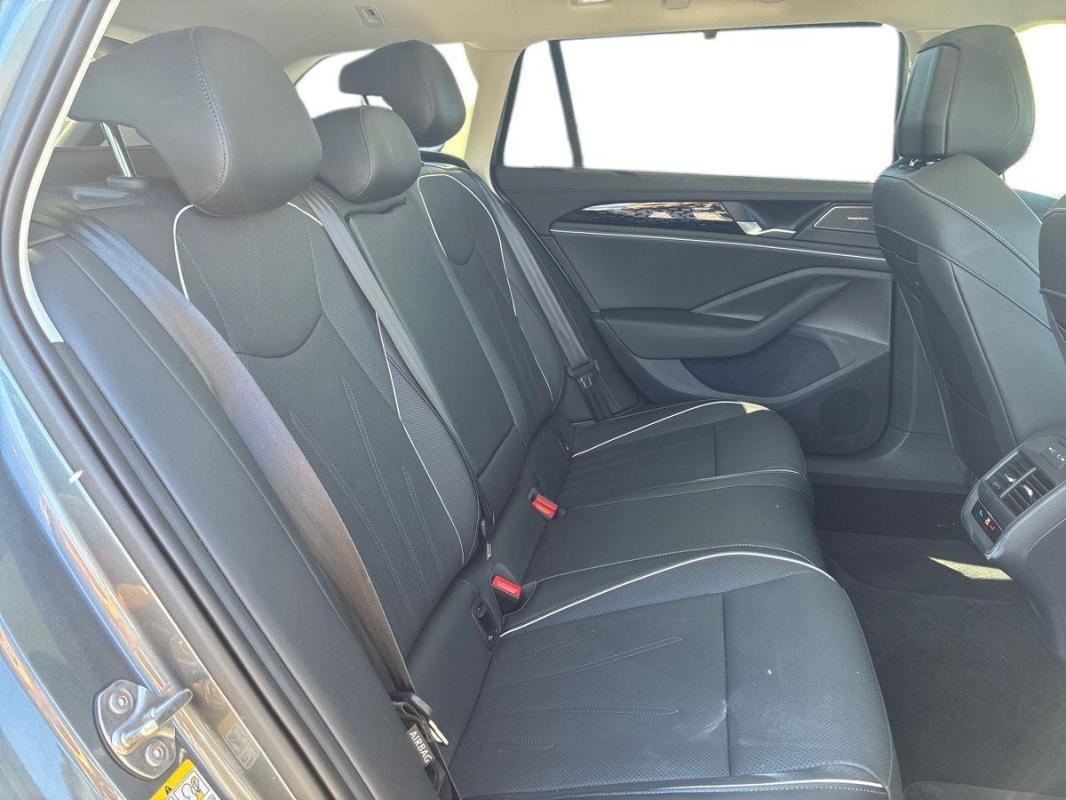 Volkswagen Passat - Photo 23