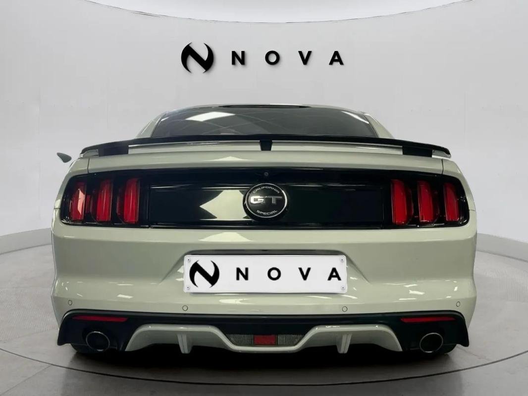 Ford Mustang - Photo 4