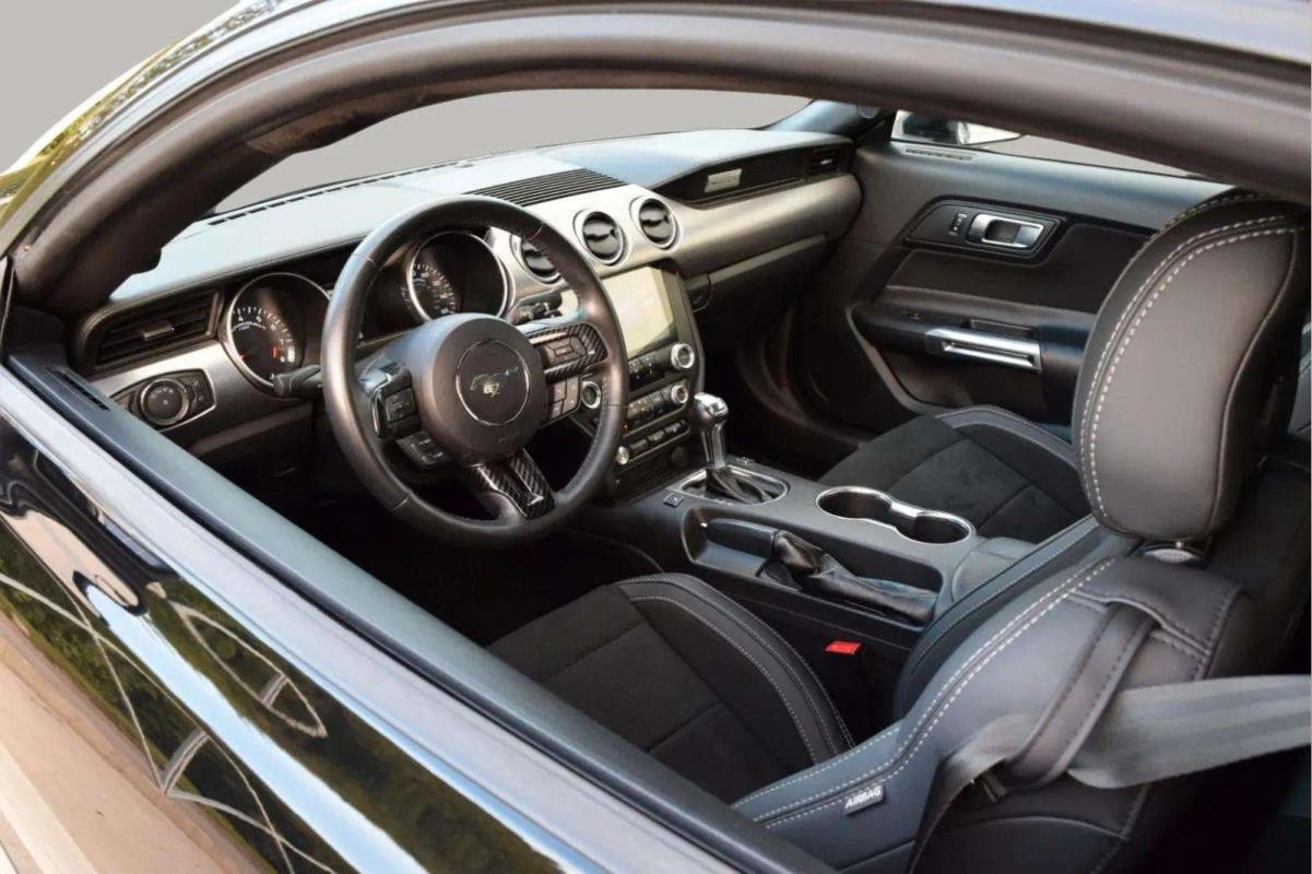Ford Mustang - Photo 6