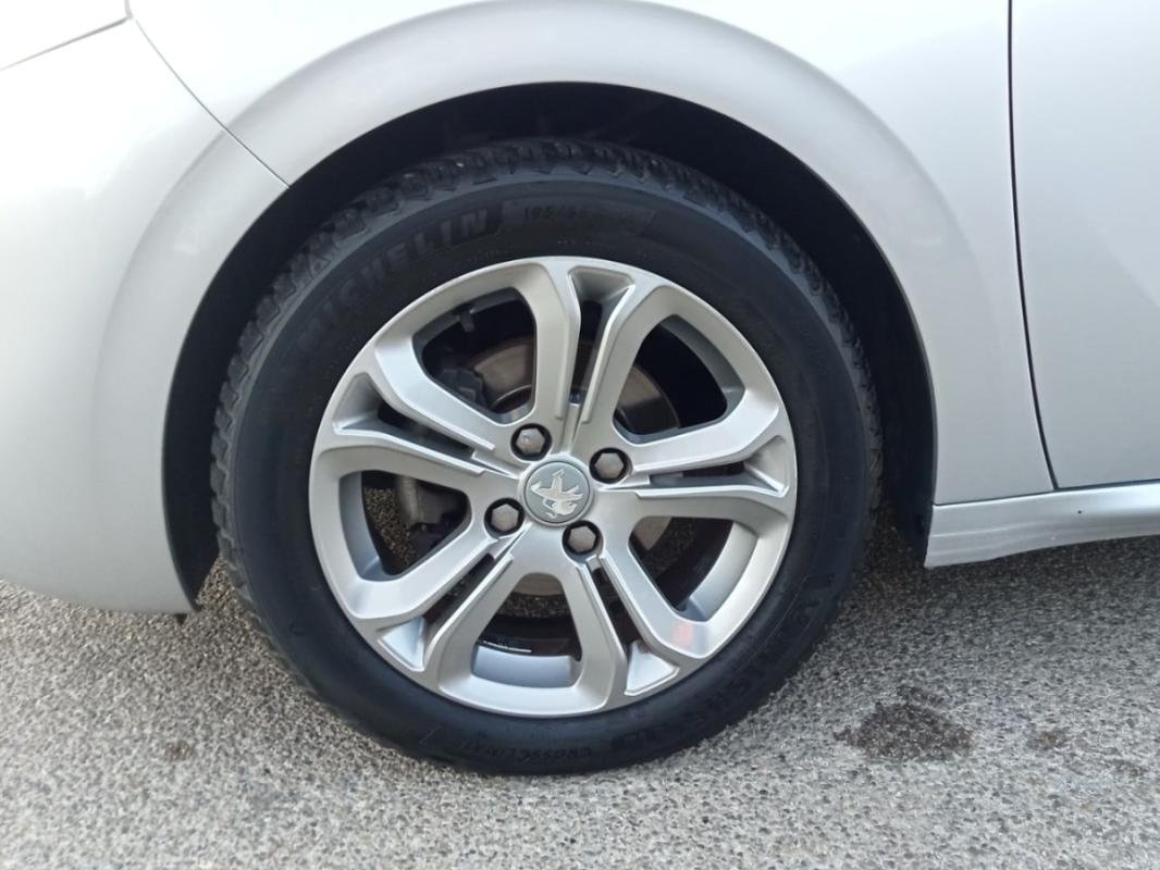 Peugeot 208 - Photo 11