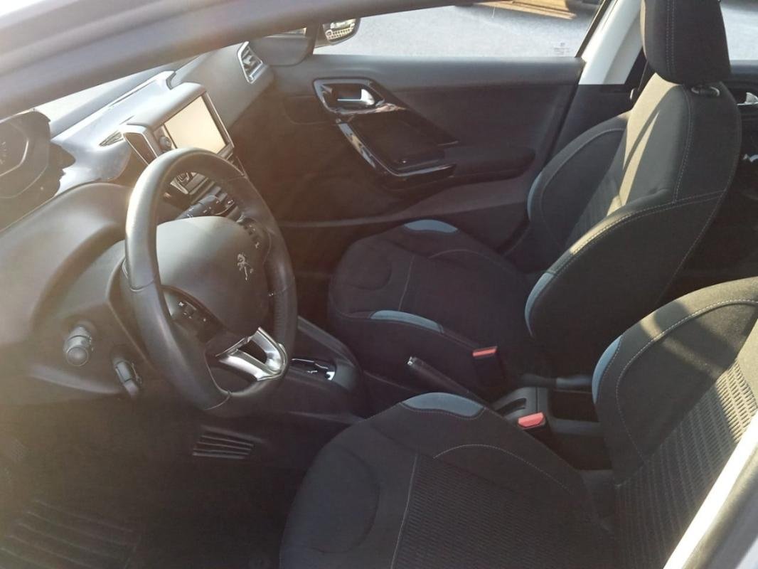 Peugeot 208 - Photo 9