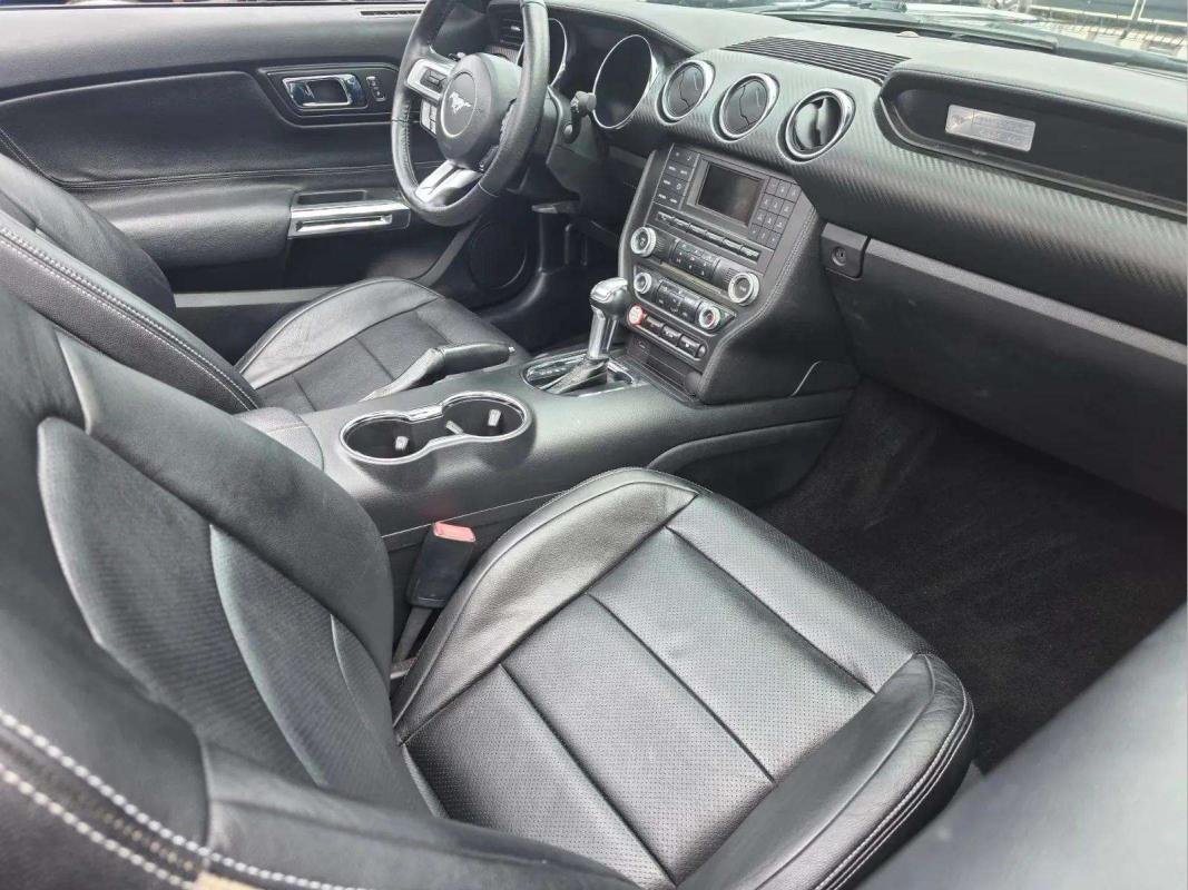 Ford Mustang - Photo 9