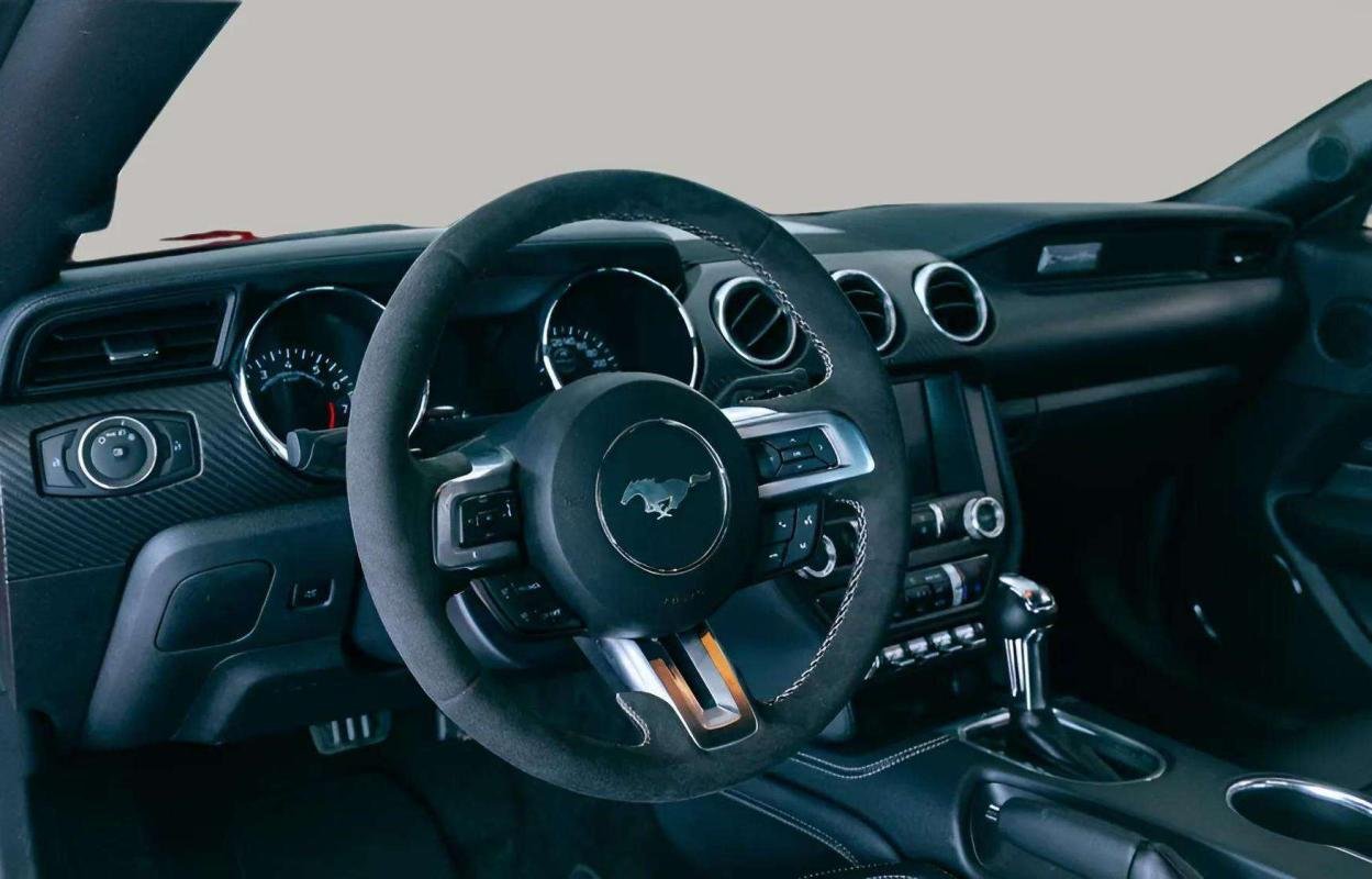 Ford Mustang - Photo 12