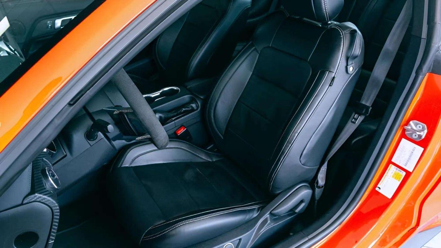 Ford Mustang - Photo 8